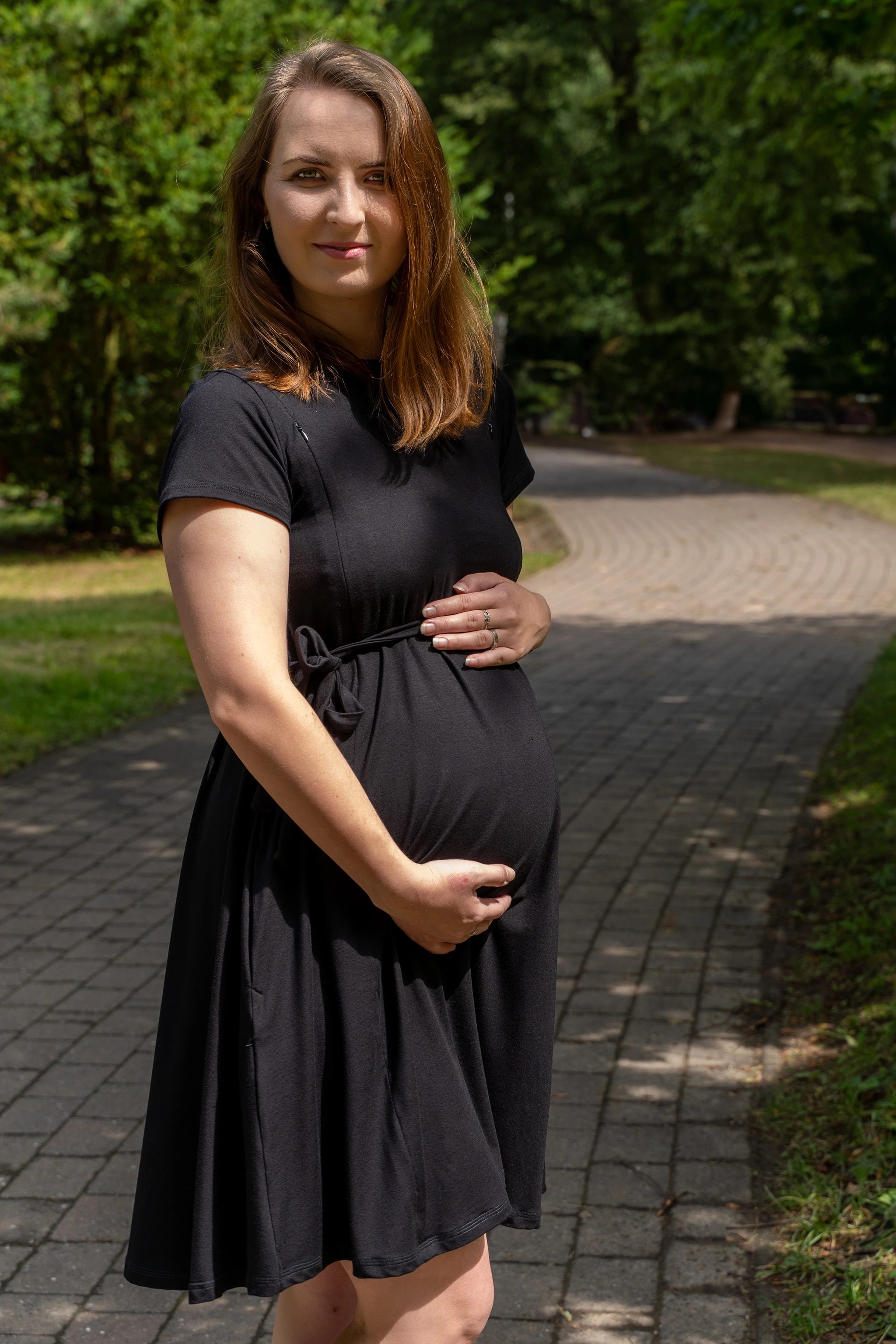 Feminin sort bambuskjole til graviditet og amming