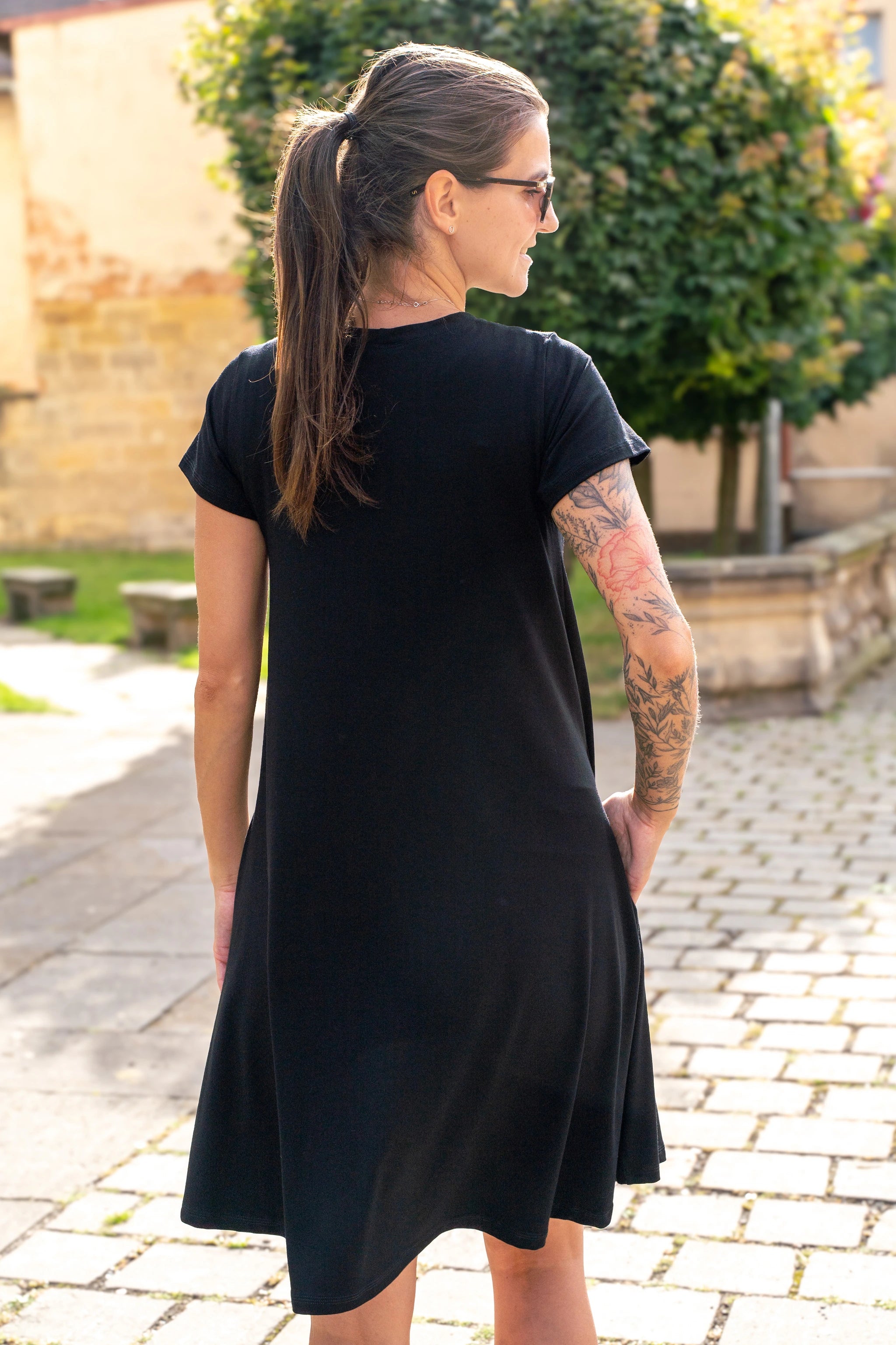 Silvia ammekjole med elegant passform i sort