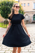 Silvia ammekjole med elegant passform i sort