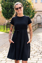 Silvia ammekjole i sort bambus med feminin passform