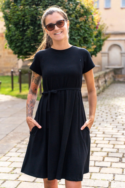 Silvia ammekjole i sort bambus med feminin passform