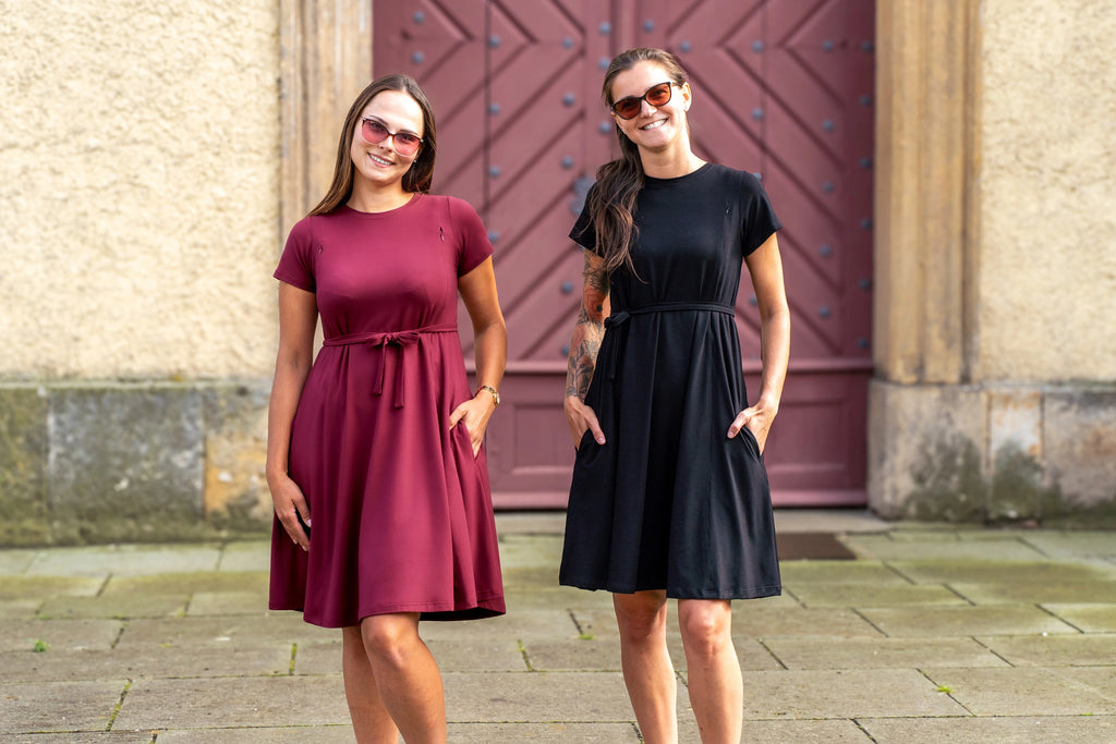 Feminin sort bambuskjole til graviditet og amming