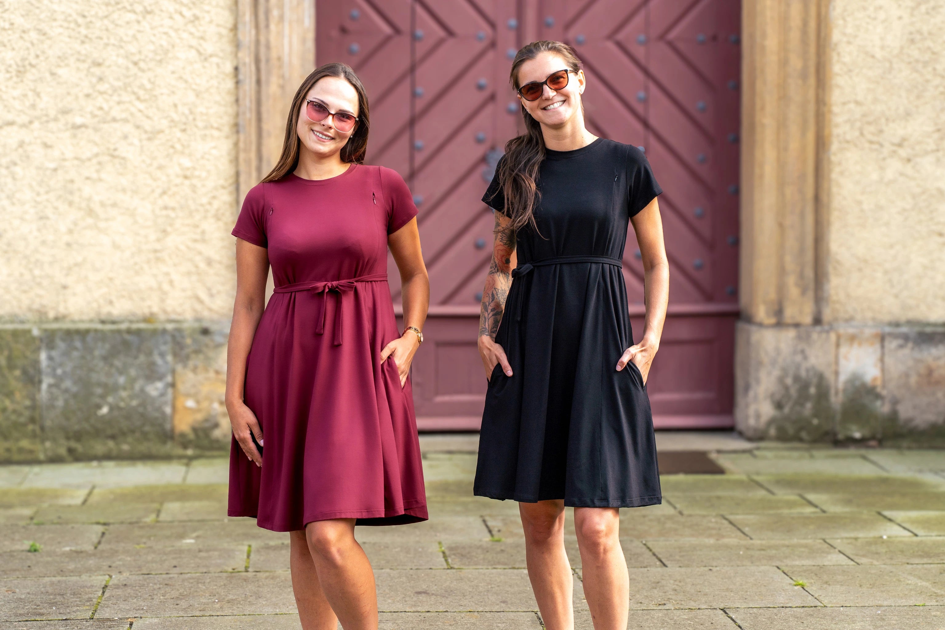 Feminin sort bambuskjole til graviditet og amming