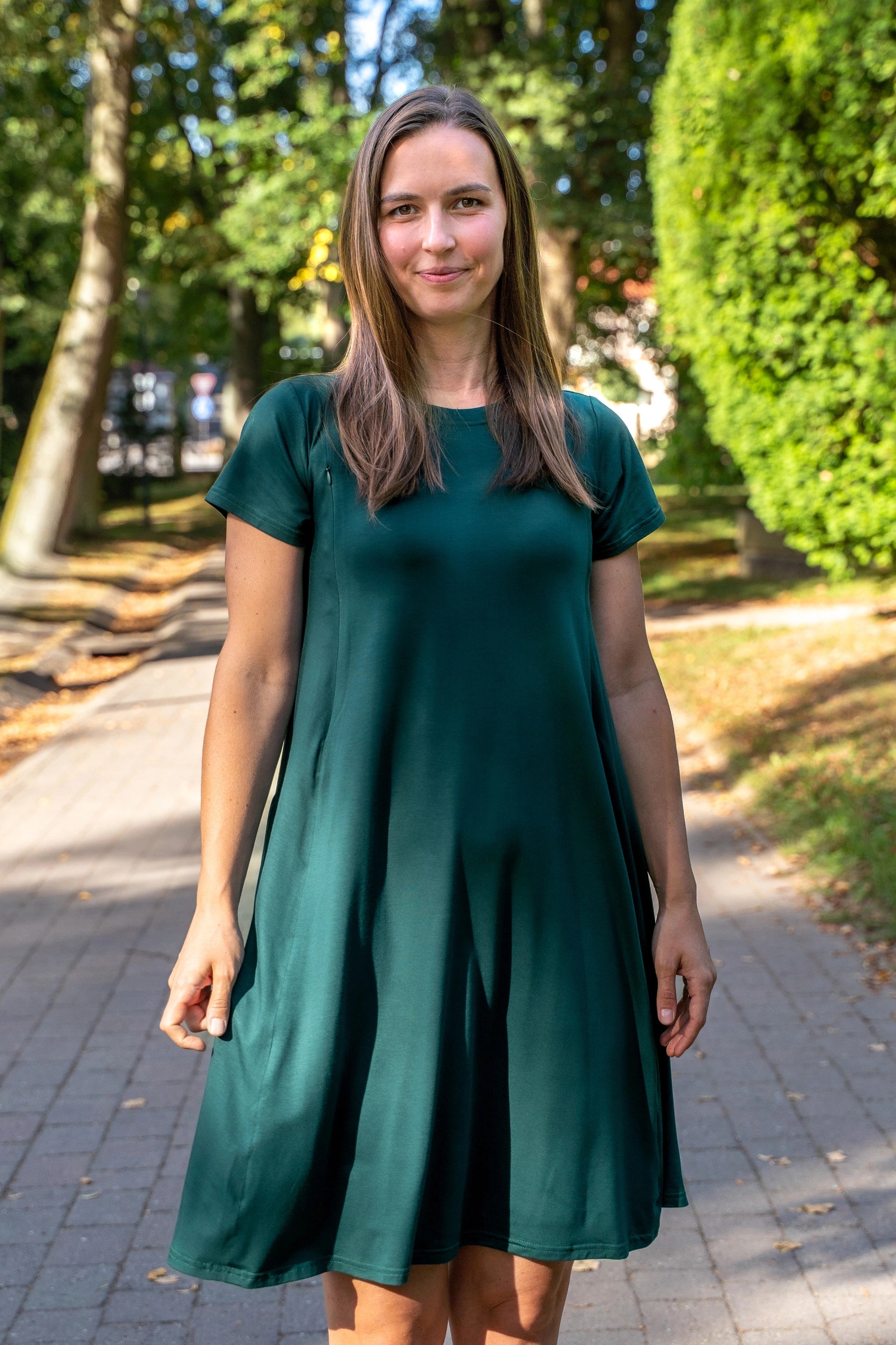 Smaragdgrønn ammekjole med flatterende A-line passform