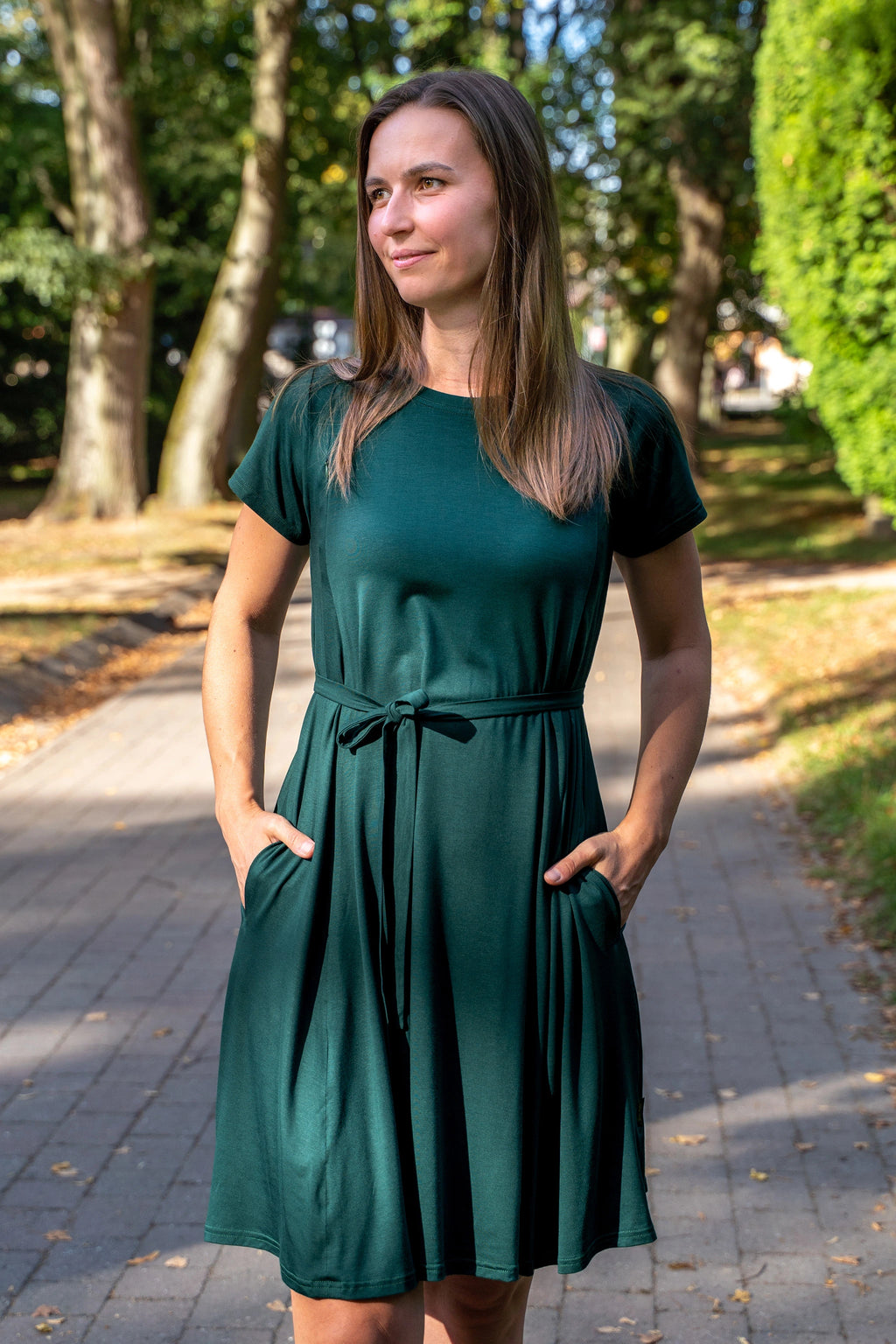 Silvia ammekjole i smaragdgrønn bambus med feminin passform