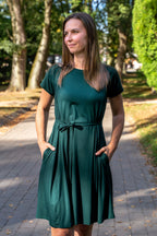 Silvia ammekjole i smaragdgrønn bambus med feminin passform