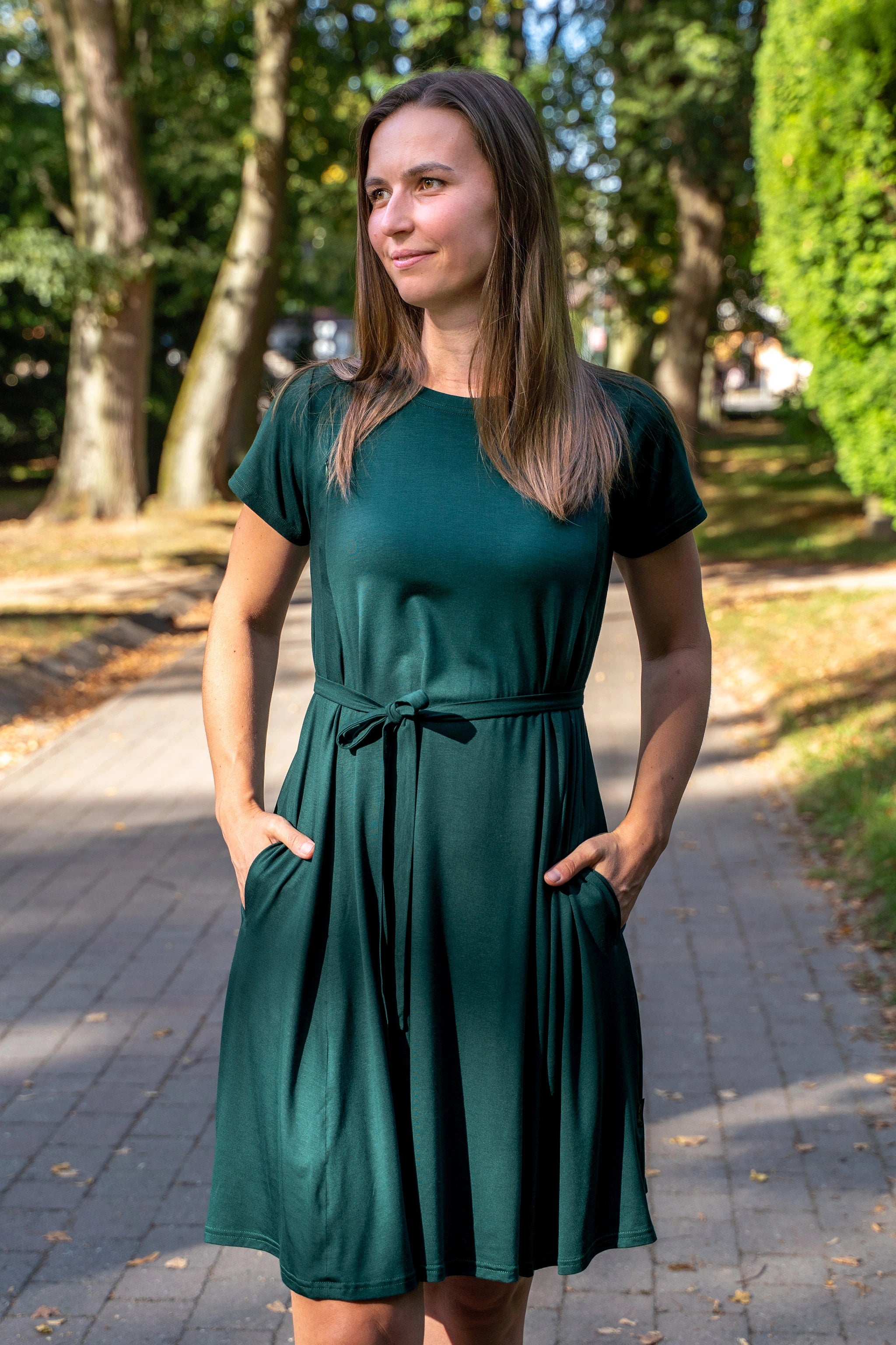 Silvia ammekjole i smaragdgrønn bambus med feminin passform